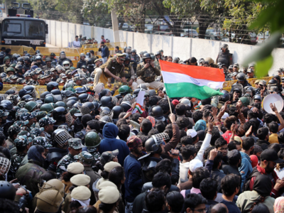 Scuffle ensues between anti-CAA protesters and cops as march from Jamia to Parliament stopped