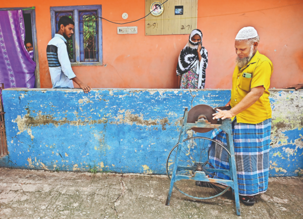 Tamil Nadu Knife Sharpeners Struggle: Traditional Craft Faces Decline Amidst Online Competition