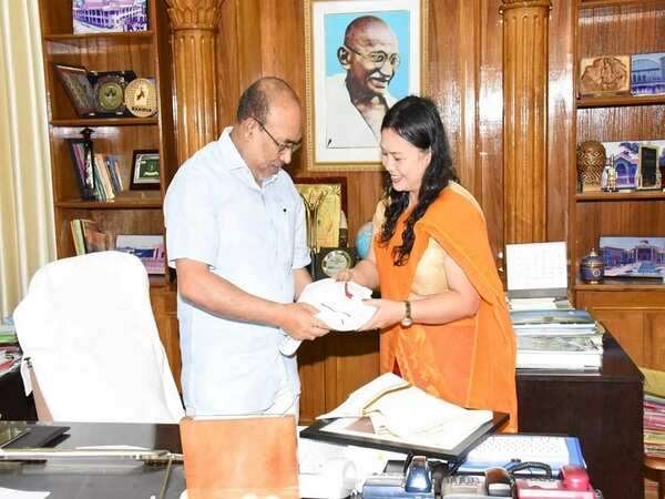 Menstrual hygiene crusader meets Biren, calls for raising awareness