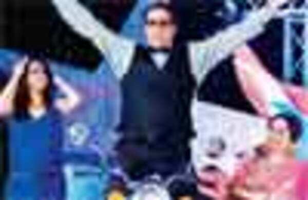 Dharmendra grabs eyeballs, Kirron Kher feels left out