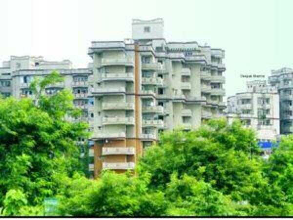 Not many bidders, real estate auction called off