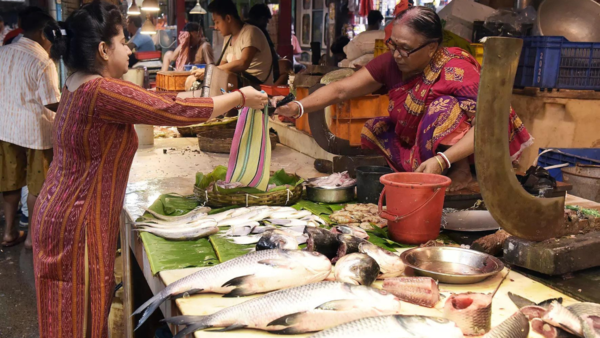 Myanmar hilsa gives Kolkata's fish lovers unseasonal surprise