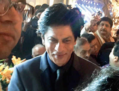 SRK dances with the bride at the sangeet, Sallu expected for the shaadi