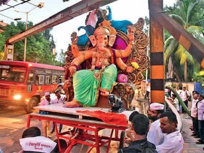 One more Ganesh idol gets stuck under Sion bridge