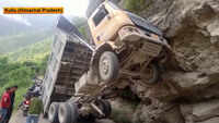 Truck overturns in Kullu, blocks Garsa-Bhuntar road 