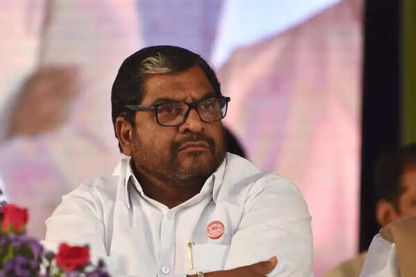 Jolt to Raju Shetti as Kharade joins BJP