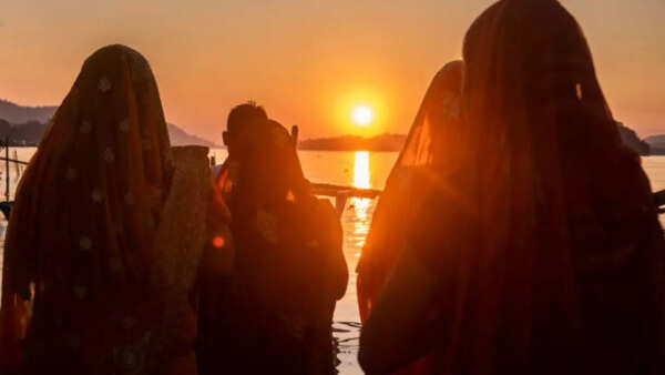 Chhath puja celebrations in Sambalpur: 10,000 devotees gather for sandhya arghya rituals