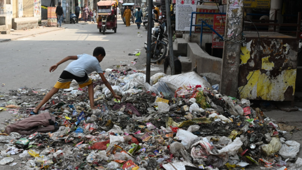 Carry your filth or live with it: No MCD vans for 20 days, Sangam Vihar locals haul garbage themselves; civic body promises another fix