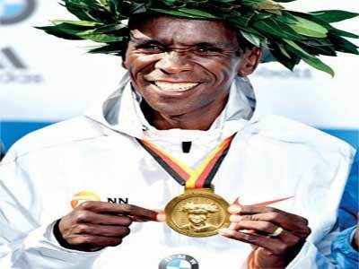 Kenyan Kipchoge shatters marathon world record