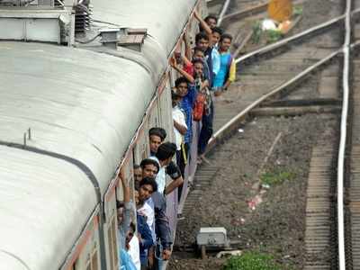 Mumbai: Harbour train services stalled completely during rush hour, resume after a delay of almost an hour