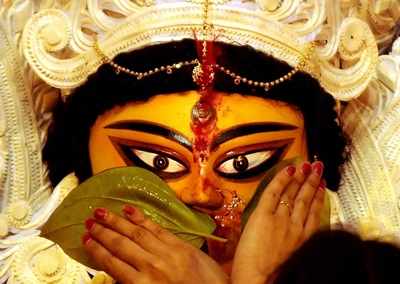 Photos: Bengalis gave farewell to Maa Durga with Sindoor Khela on Vijayadashami in Pune city