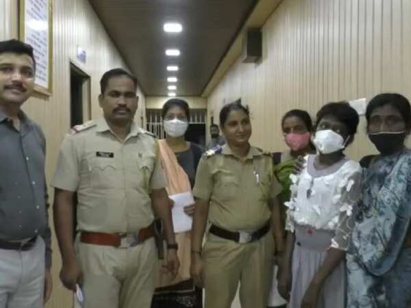 Bhiwandi: Runaway Pune girl living as a boy on footpath reunited with mother