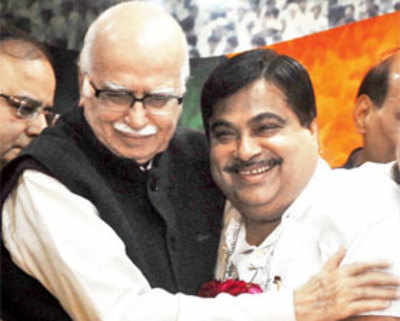 Bitterness over, Advani warms up to Gadkari again