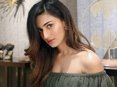 Kasautii Zindagii Kay actress Erica Fernandes awaits COVID-19 tests results, urges people to stop spreading false news