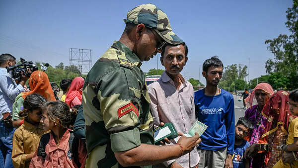 As India and Pakistan cancel visas, parents and children are separated