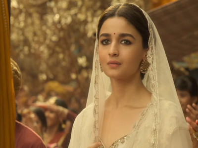 Alia Bhatt stuns audience with Kathak moves in Kalank’s first song