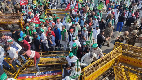 Monday mayhem for motorists as farmers' protest gridlocks Delhi-Noida borders