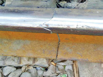 Mumbai local: Central Railway signal maintainer stops train seconds away from fracture