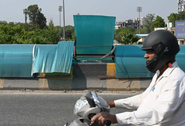 New barriers on Lajpat Nagar flyover’s show early signs of damage
