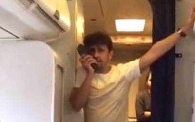 Jet crew suspended for Sonu Nigam's 'concert' in air