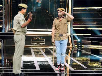 Varun Dhawan cheers a security guard on Sabse Smart Kaun