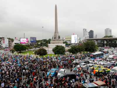 Thai democracy protesters defy ban for fourth day