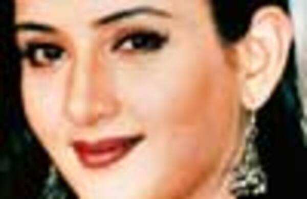 Actress Farah Naaz sues TV channel 