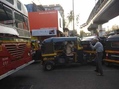 Salute to this Mumbaikar: 69-year-old 'unknown' man clears traffic on busy Kandivali road