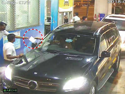 Merc driver uses fake VVIP pass to avoid sea link toll