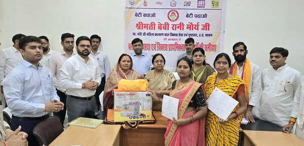 Min reviews Jhansi’s development projects, praises progress in health dept