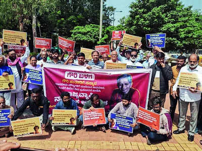 Protest against felicitation of Gauri murder suspects