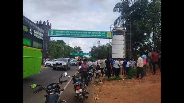NH blocked at Patradevi after tourists assaulted at Mandrem