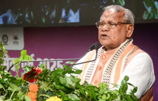 Manjhi brands Lalu anti-dalit, praises CM