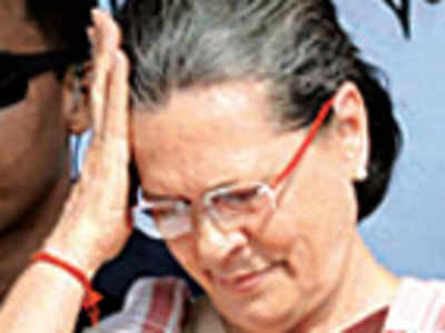 Centre trying to topple Cong states: Sonia