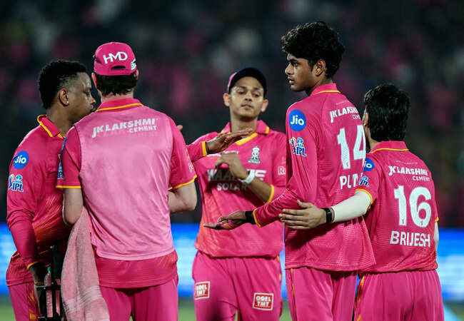 'You either fear it.... or become a superstar': Shane Bond&rsquo;s blunt message to bowlers after loss to GT