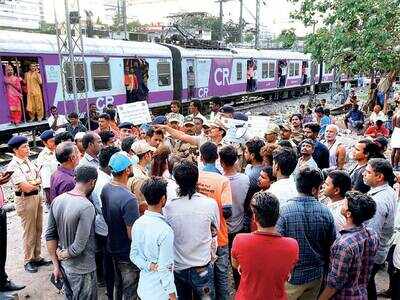 Residents of Azad Nagar slum in Mahim defecate along the tracks, railways asks BMC to install toilets for 500 families