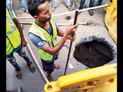 10-ft hole emerges out of nowhere in Andheri West