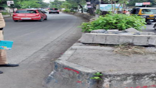 Pune: 17-year-old scooter rider crashes into divider, dies of head injury