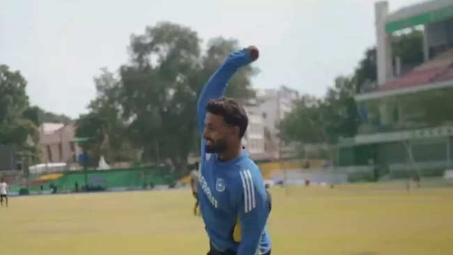 'Kya beat kara hai yaar': Rishabh Pant tries to bowl spin to Shubman Gill - Watch