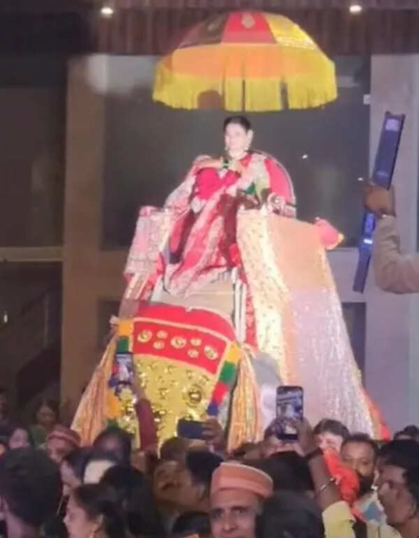 Bride makes a gala entry on elephant, stuns Amravati