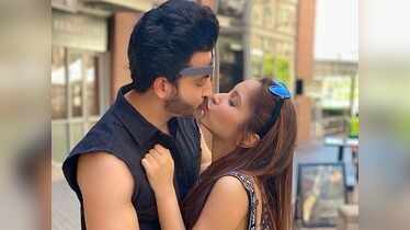 When TV celebs locked-lips in public