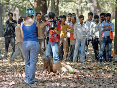 Private photo shoot doesn’t click with Lalbagh. Pack up!