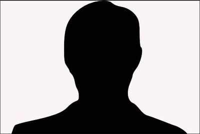 Mirror Tailpiece: Guess who is this superstar?