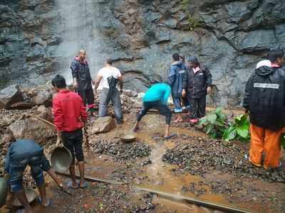 Photos: Muck mixed with boulders falls on tracks in ghat section of Lonavala