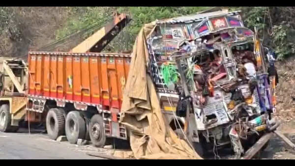 Tragic truck collision: Two killed as trucks collide in Chatra; brakes reportedly failed on descending stretch