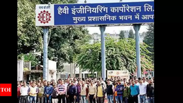 Jharkhand: CISF jawans remove HEC executives from protest site