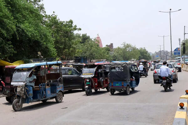 E-ricks on wrong side turn this Ghaziabad stretch into a daily traffic mess