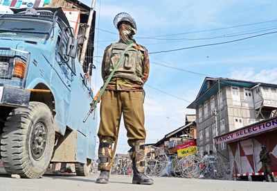 Two hurt in fresh clashes in Kashmir, CM visits victims' kin