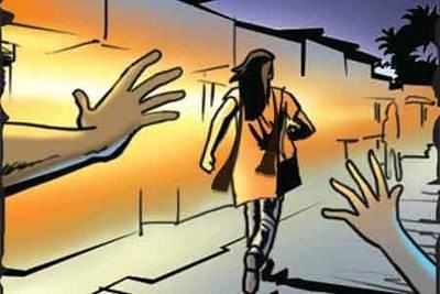 Hyderabad: Eve teasers molest teenager in auto