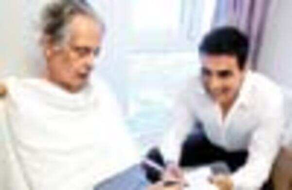 I want R K Laxman to see my film: Akshay